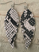 BEIGE SNAKE SKIN STYLE FAUX LEATHER FEATHER EARRINGS